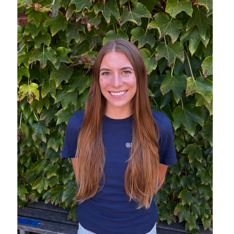 Portrait of Student Health Peer, Siena Deadman in front of an ivy background.